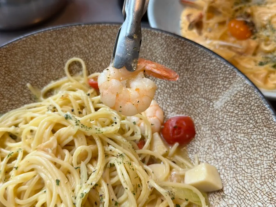 Plump shrimp in the oil pasta