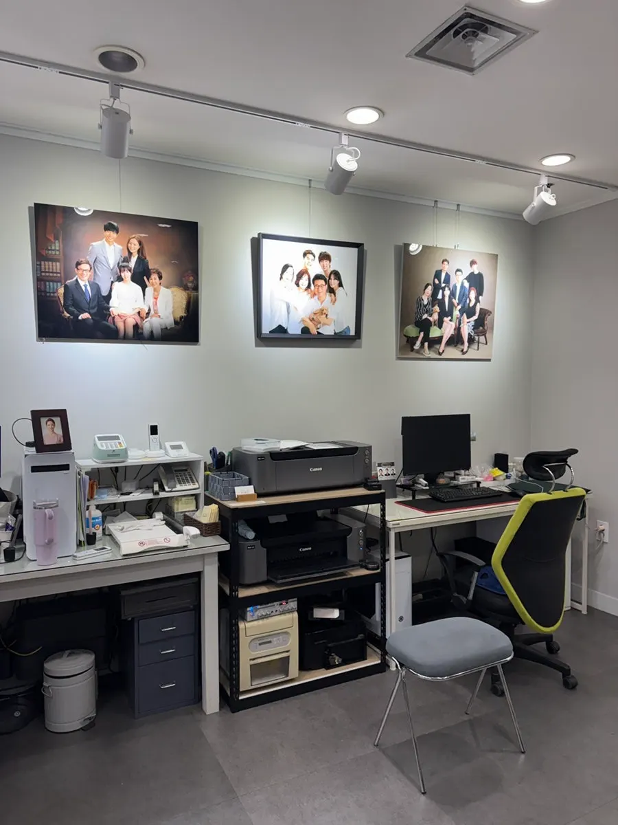 카메라 앞에 따로 놓인 외모 체크용 거울