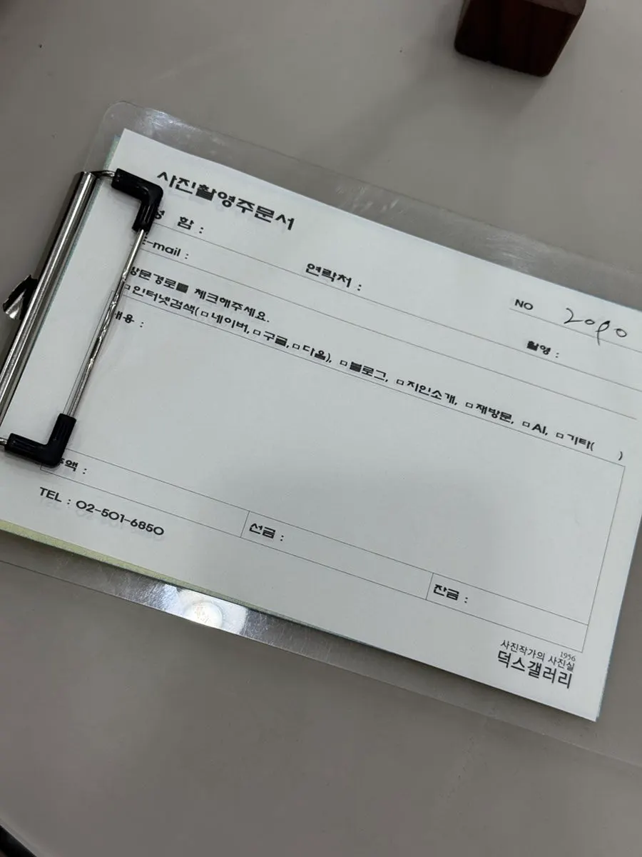 촬영 중 표정과 자세를 잡는 모습