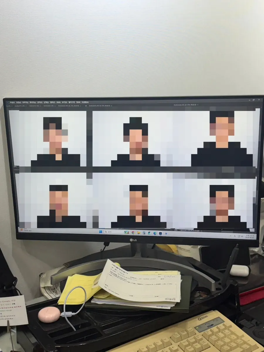 Monitor screen for choosing photos right after the shoot