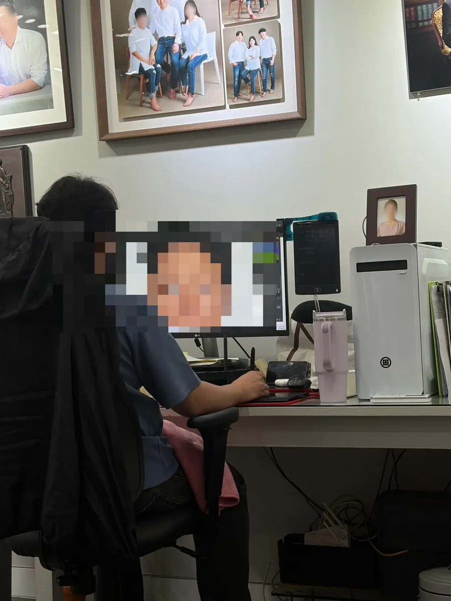 Work desk where retouching is checked side by side
