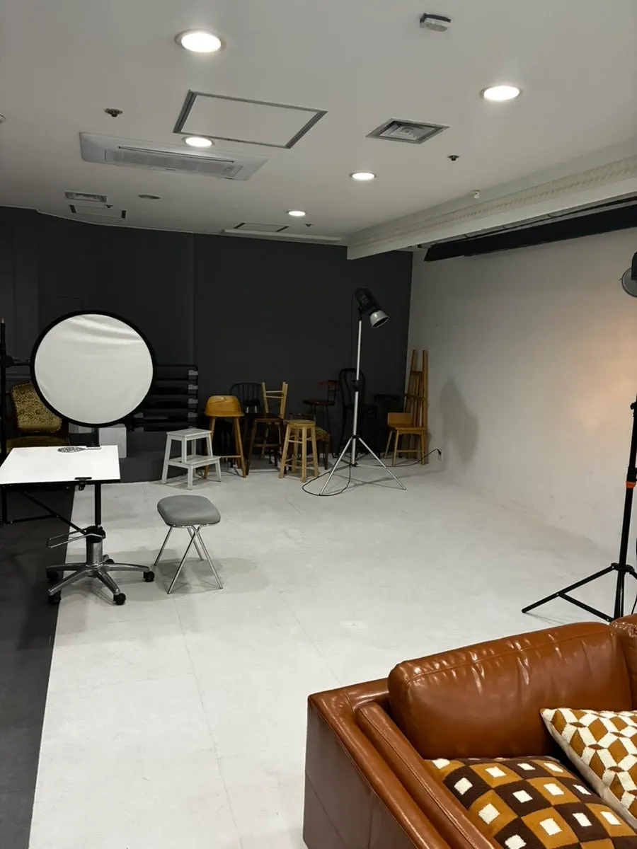 Retouching workspace and waiting seats at the entrance of Deokseu Gallery
