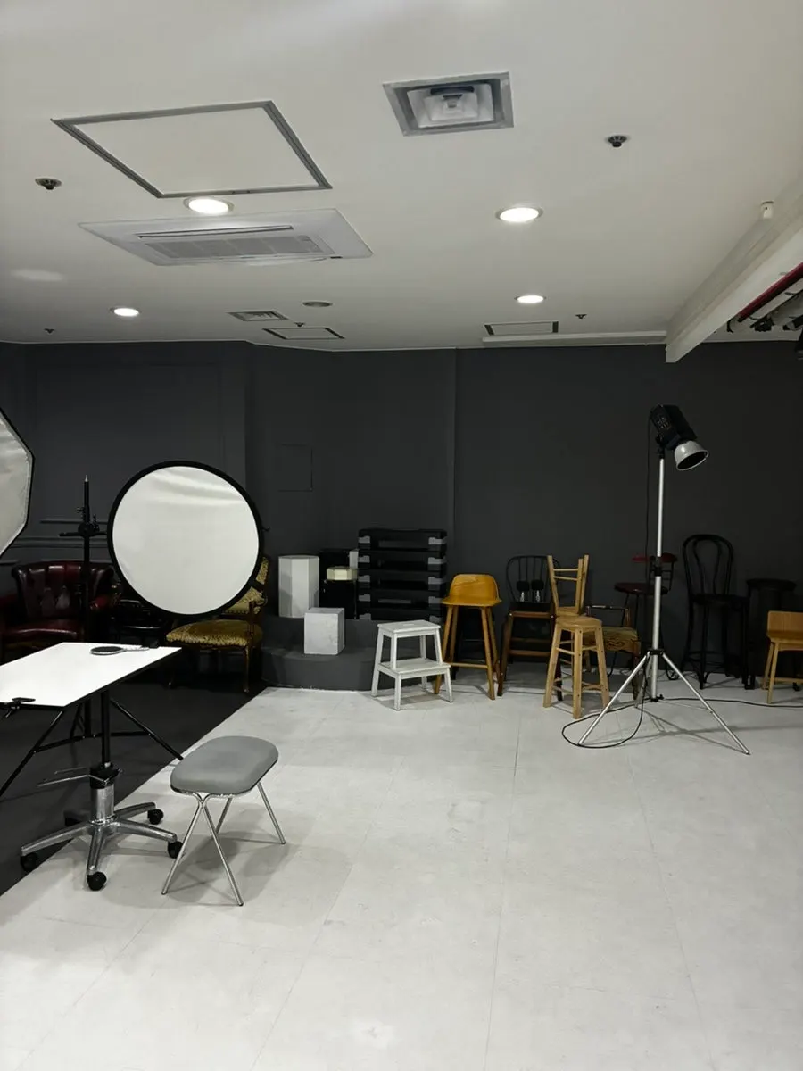The spacious shooting studio inside Deokseu Gallery