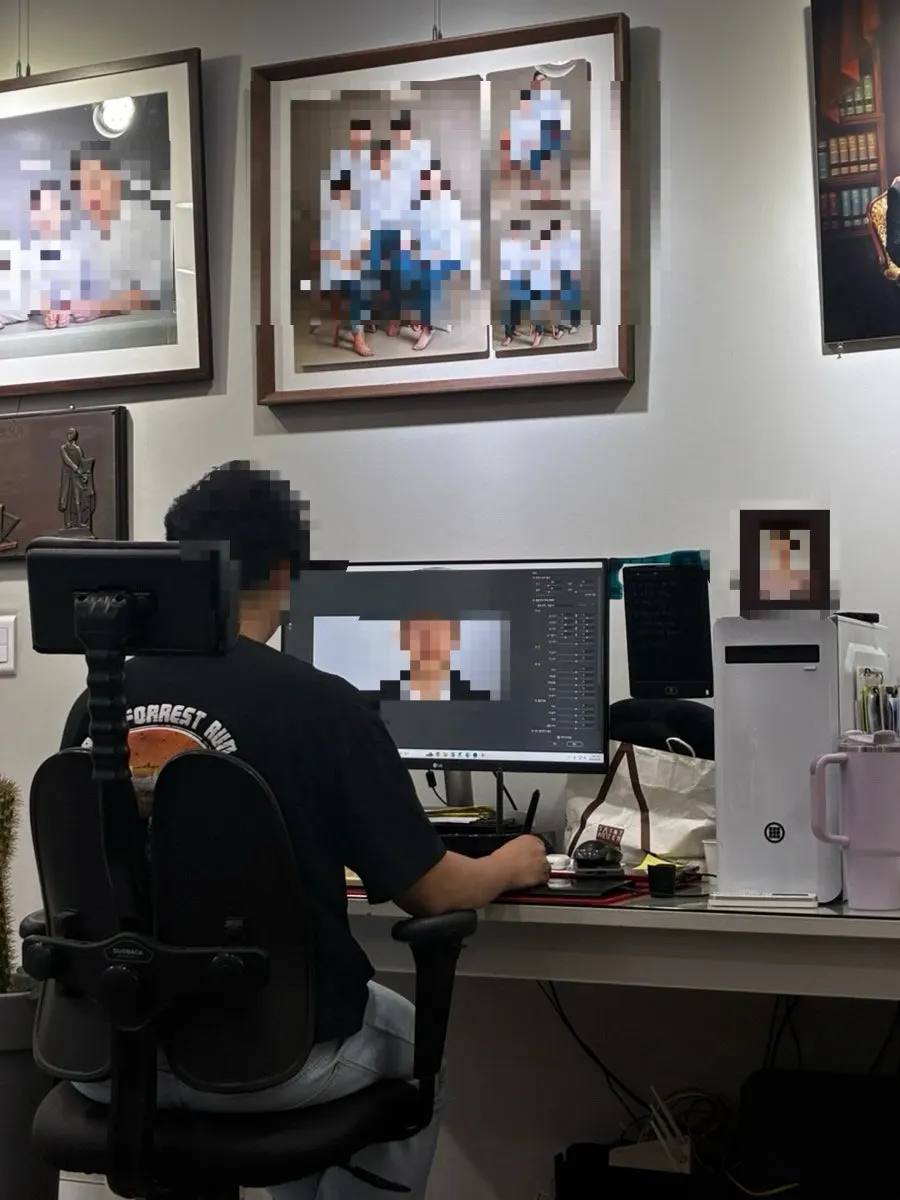 Monitor showing the 8 photos to choose from after the shoot