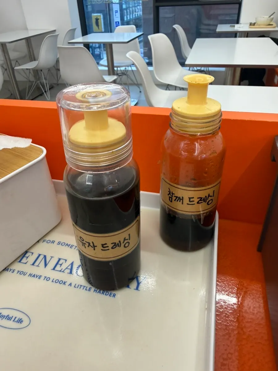 Self-service water and cutlery station