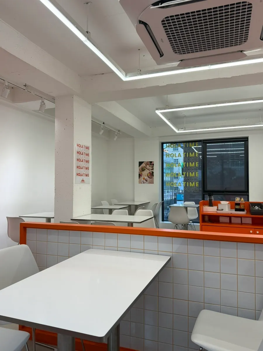 Spacious interior of Hola Poke Seolleung Branch