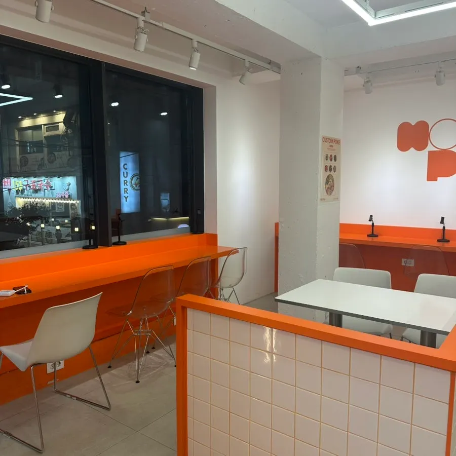 Clean seating inside Hola Poke