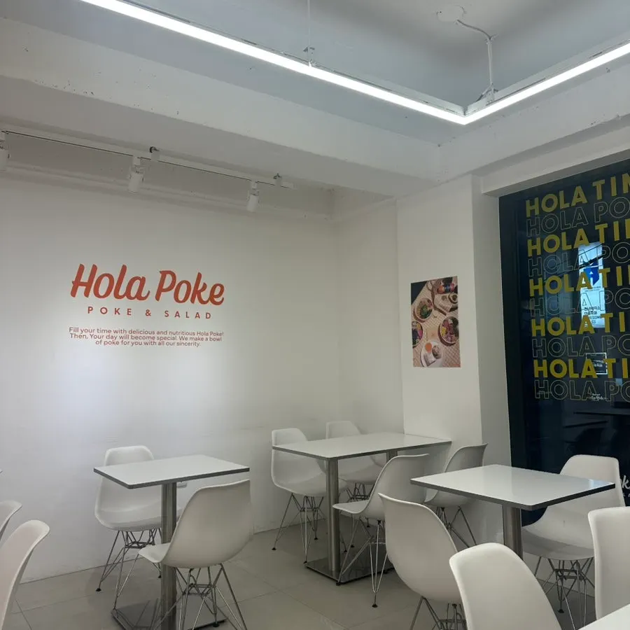 Table seating inside Hola Poke