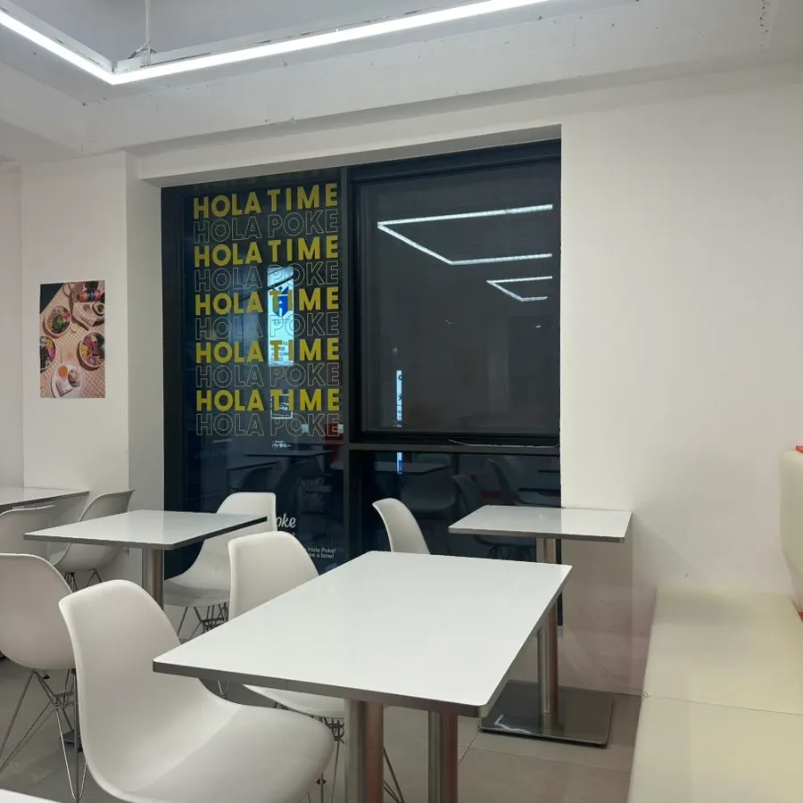 Solo seats with outlets at Hola Poke