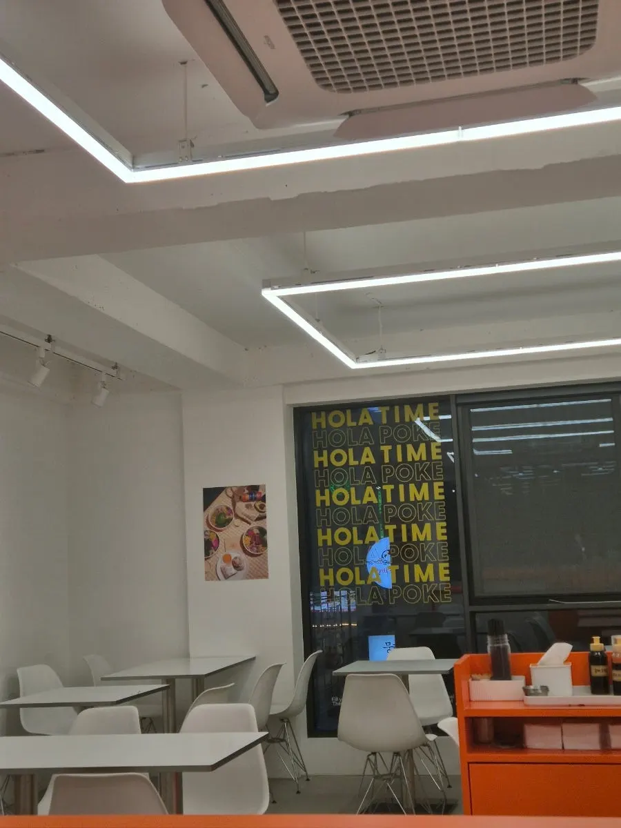 Interior of Hola Poke Seolleung Branch on a weekday evening