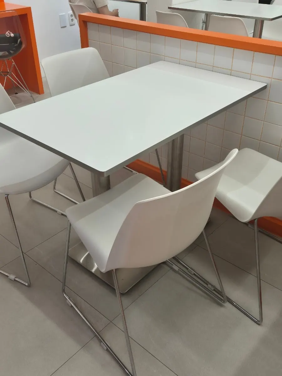Table seating inside Hola Poke Seolleung Branch