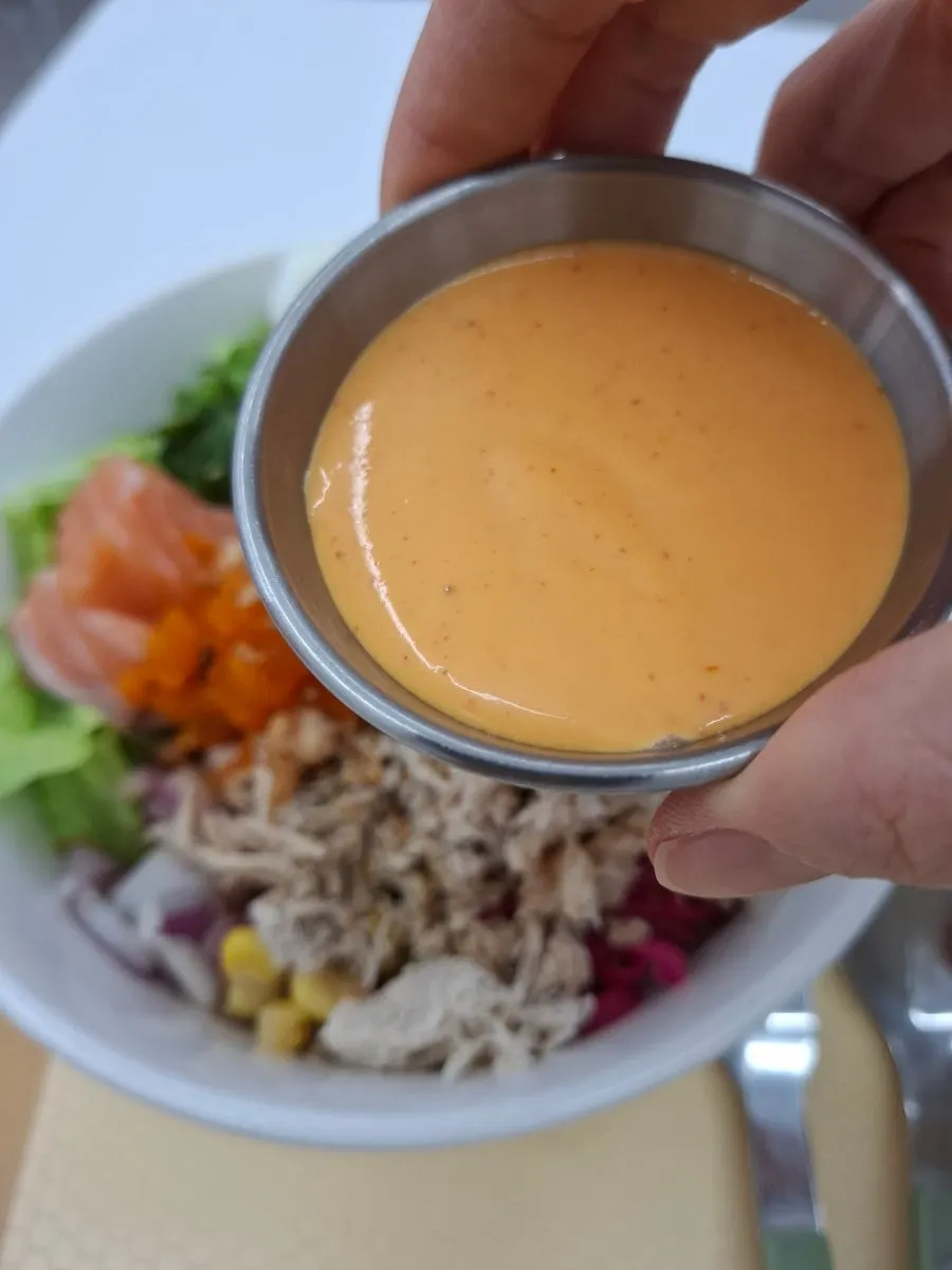 스리라차 소스와 곁들인 불닭 문어 깍두기