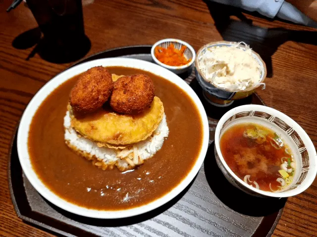 수저로 조심스럽게 먹기 시작한 포테토카레