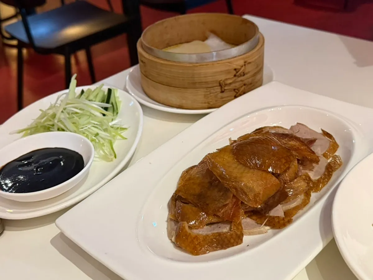 2인이 주문한 북경오리 반마리와 중식 요리 한 상