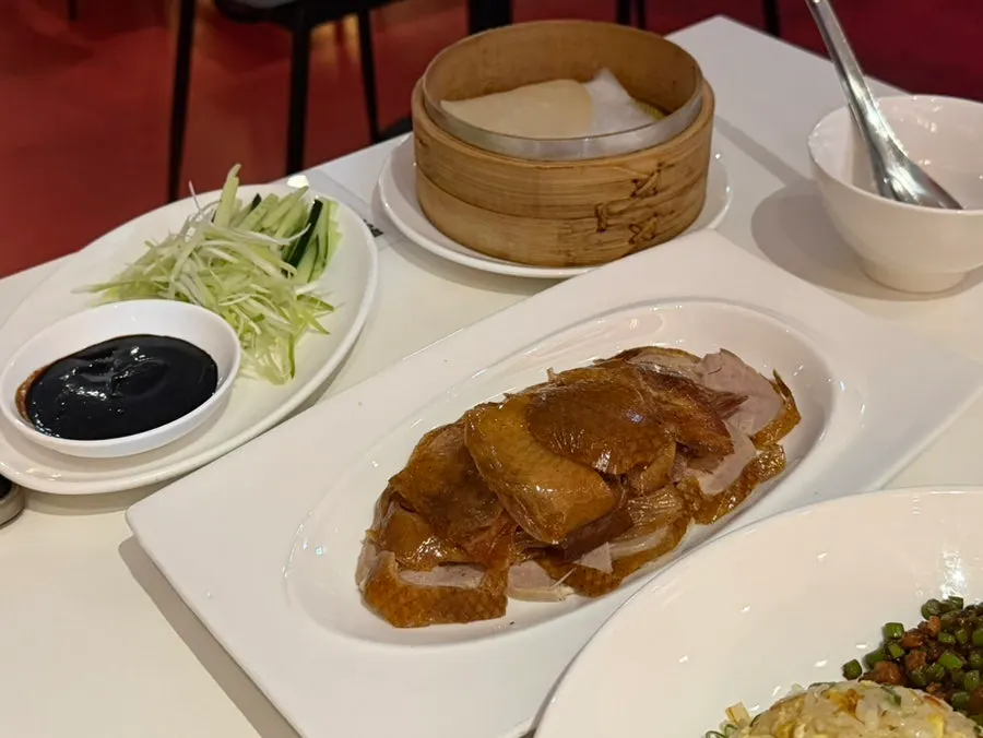 밀전병에 북경오리와 파채, 오이를 올린 모습