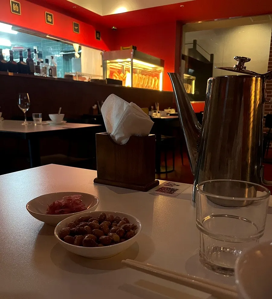 오픈 키친 화덕에 걸린 베이징덕