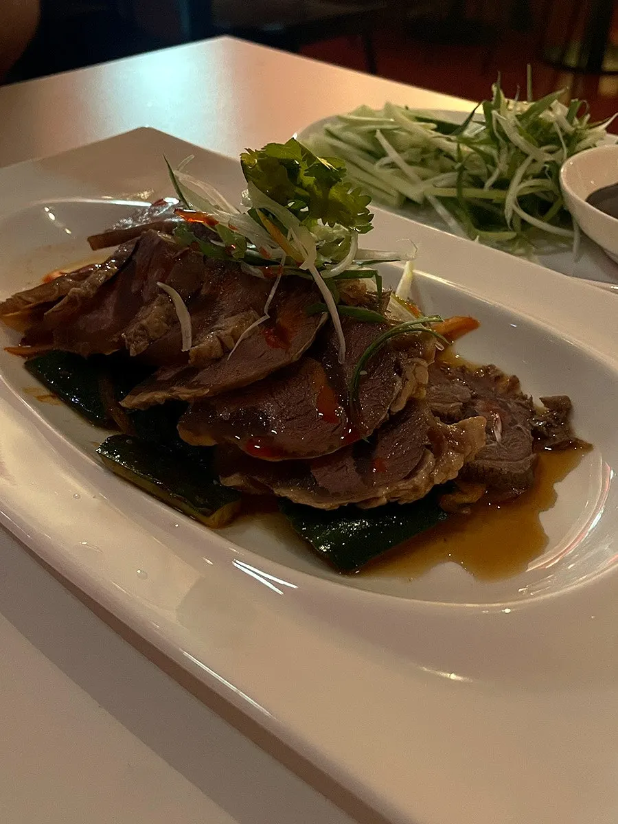 널찍하게 배치된 홀 좌석