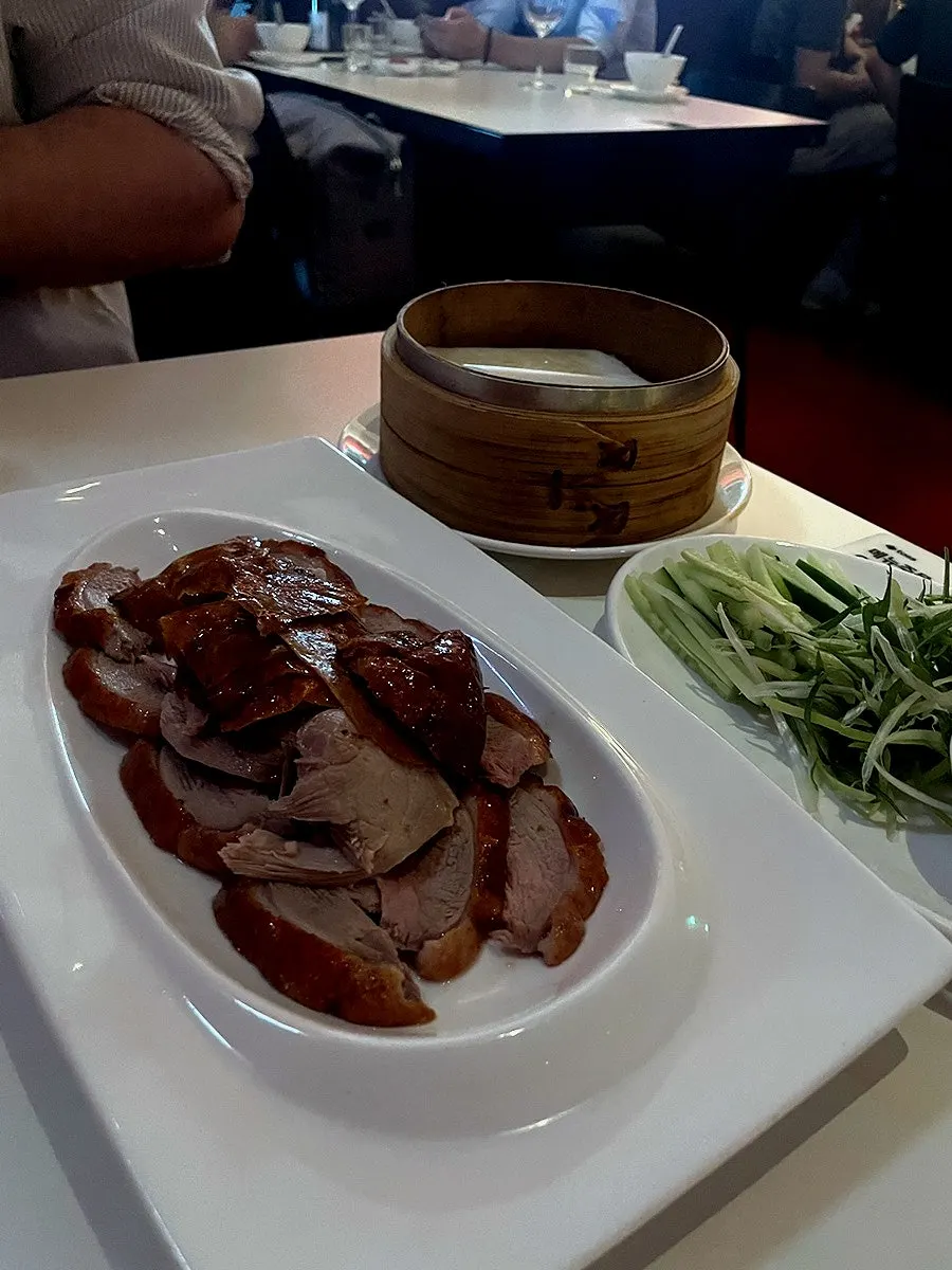 껍질과 살코기로 담겨 나온 북경오리 반마리