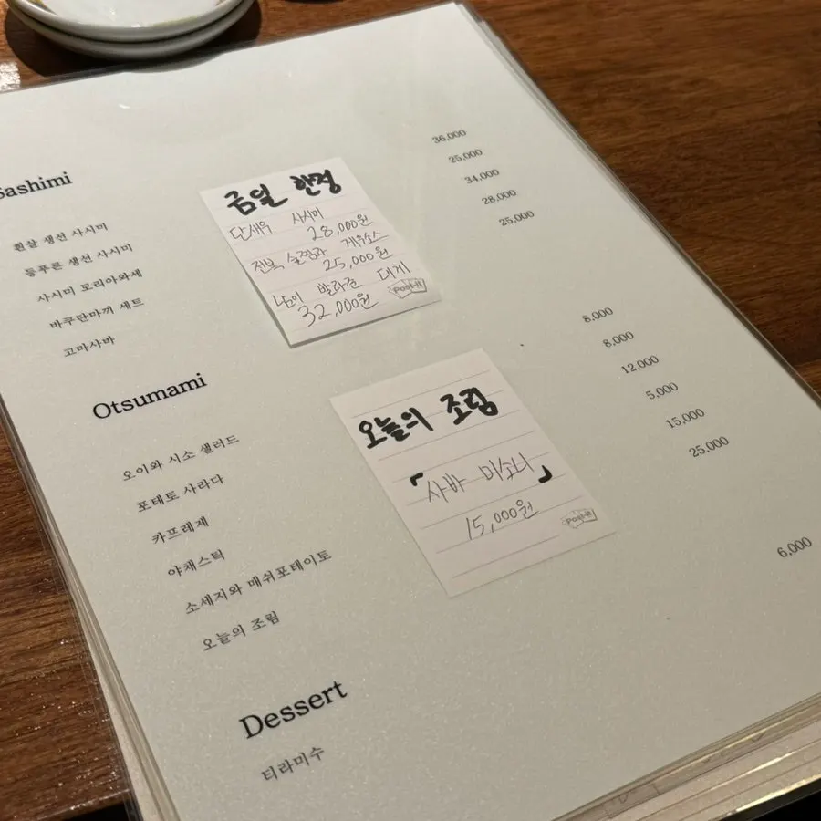 넓은 테이블 간격의 매장 사진