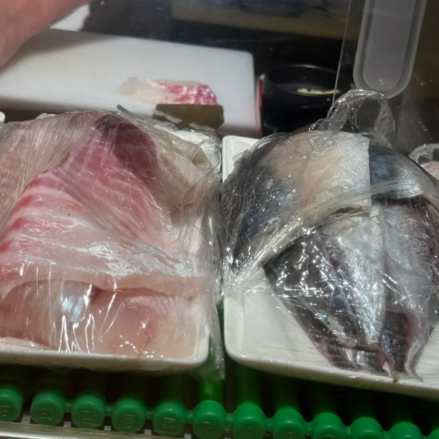 다찌석 앞 네타 쇼케이스 사진