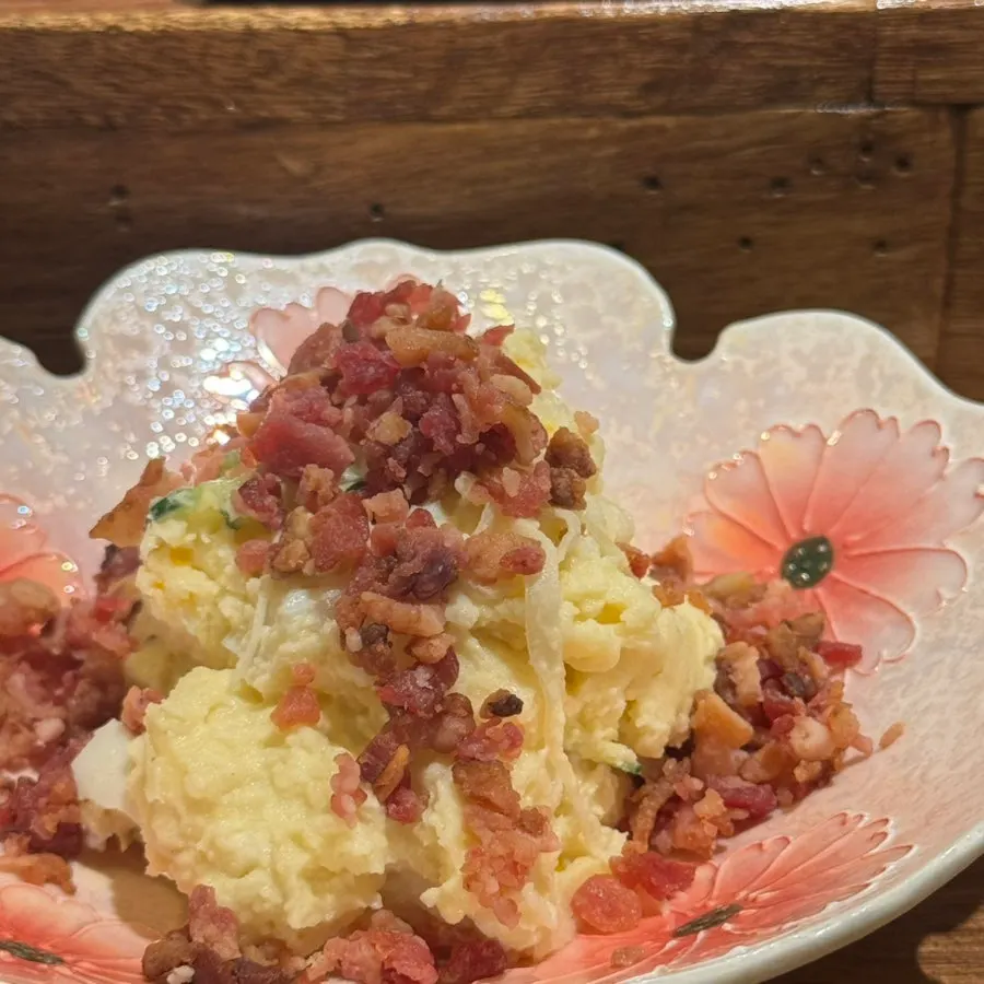 베이컨칩과 채소를 넣은 포테토 사라다 사진