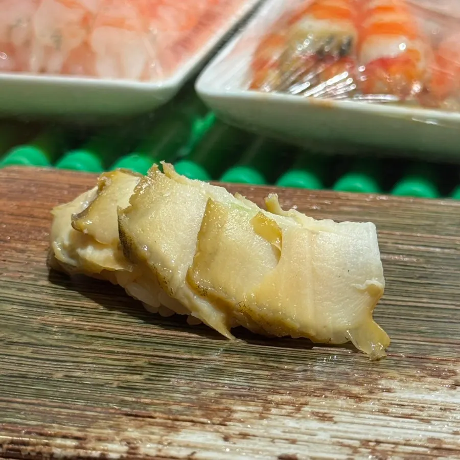 얇게 슬라이스한 전복 스시 사진