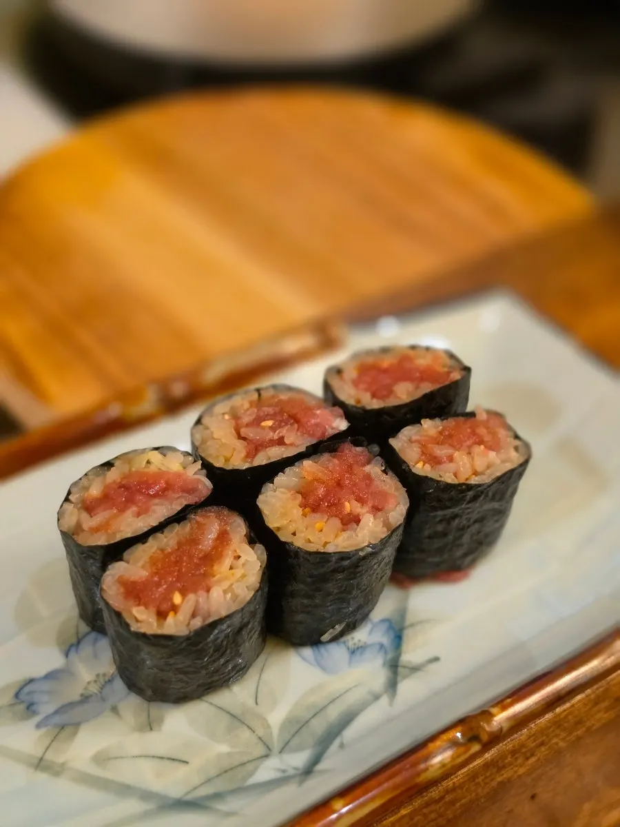 Six pieces of negitoro hosomaki