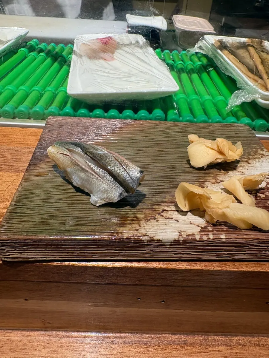 사카이에서 주문한 스시 한 접시