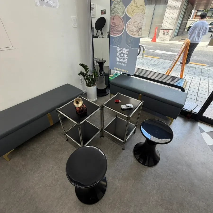 Seating inside Scoopy for eating gelato