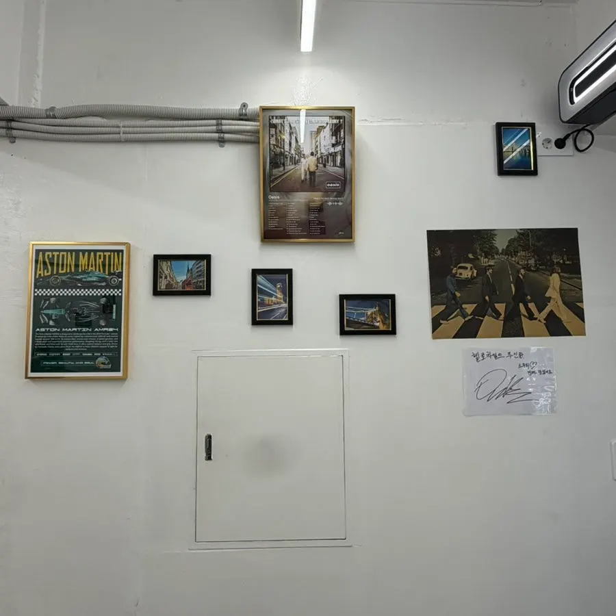 Tastefully decorated interior props at Scoopy