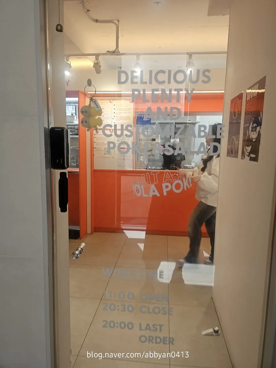 Bright interior of Hola Poke Seolleung Branch