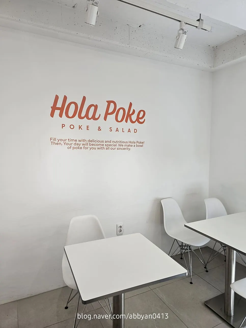 Clean, tidy dining hall at Hola Poke Seolleung Branch