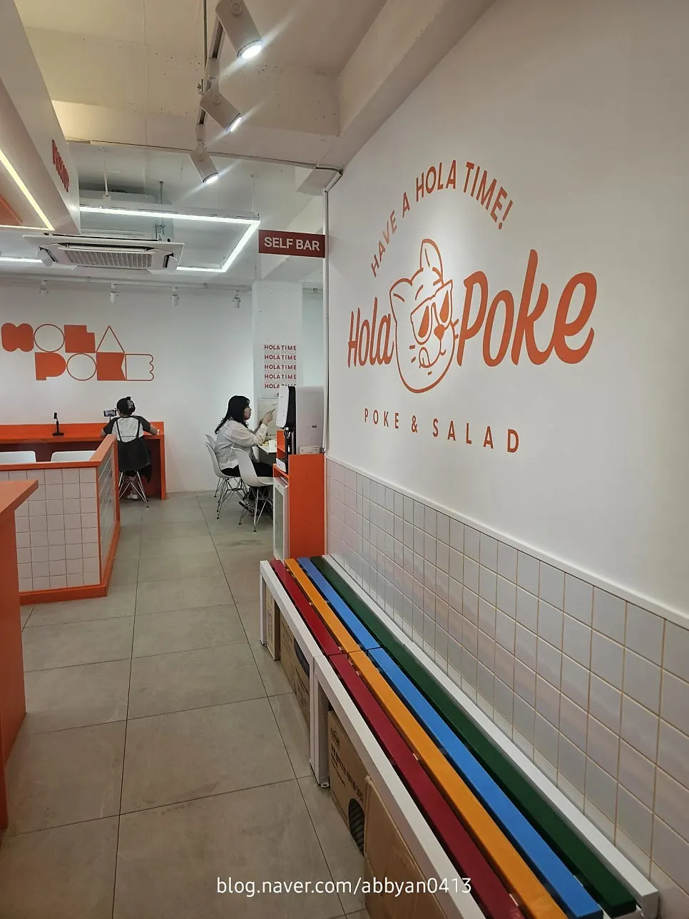 Two-person table seating at Hola Poke Seolleung Branch