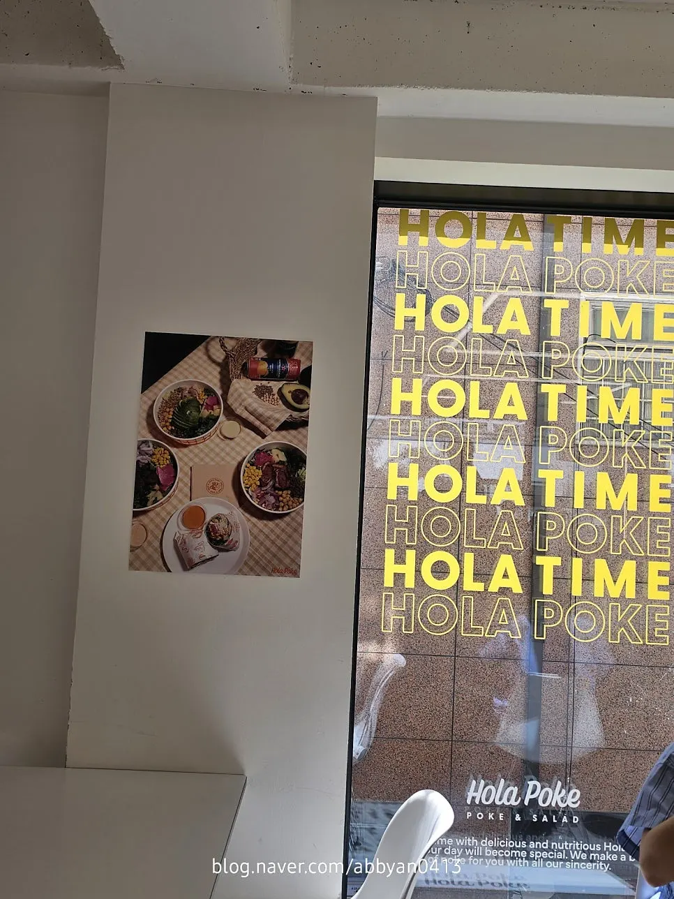 Seating for 1 to 4 people at Hola Poke Seolleung Branch