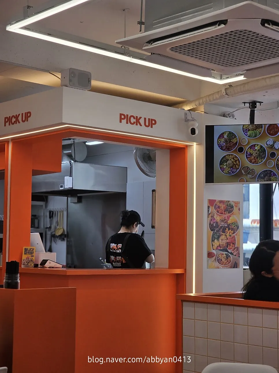 Table layout inside Hola Poke Seolleung Branch