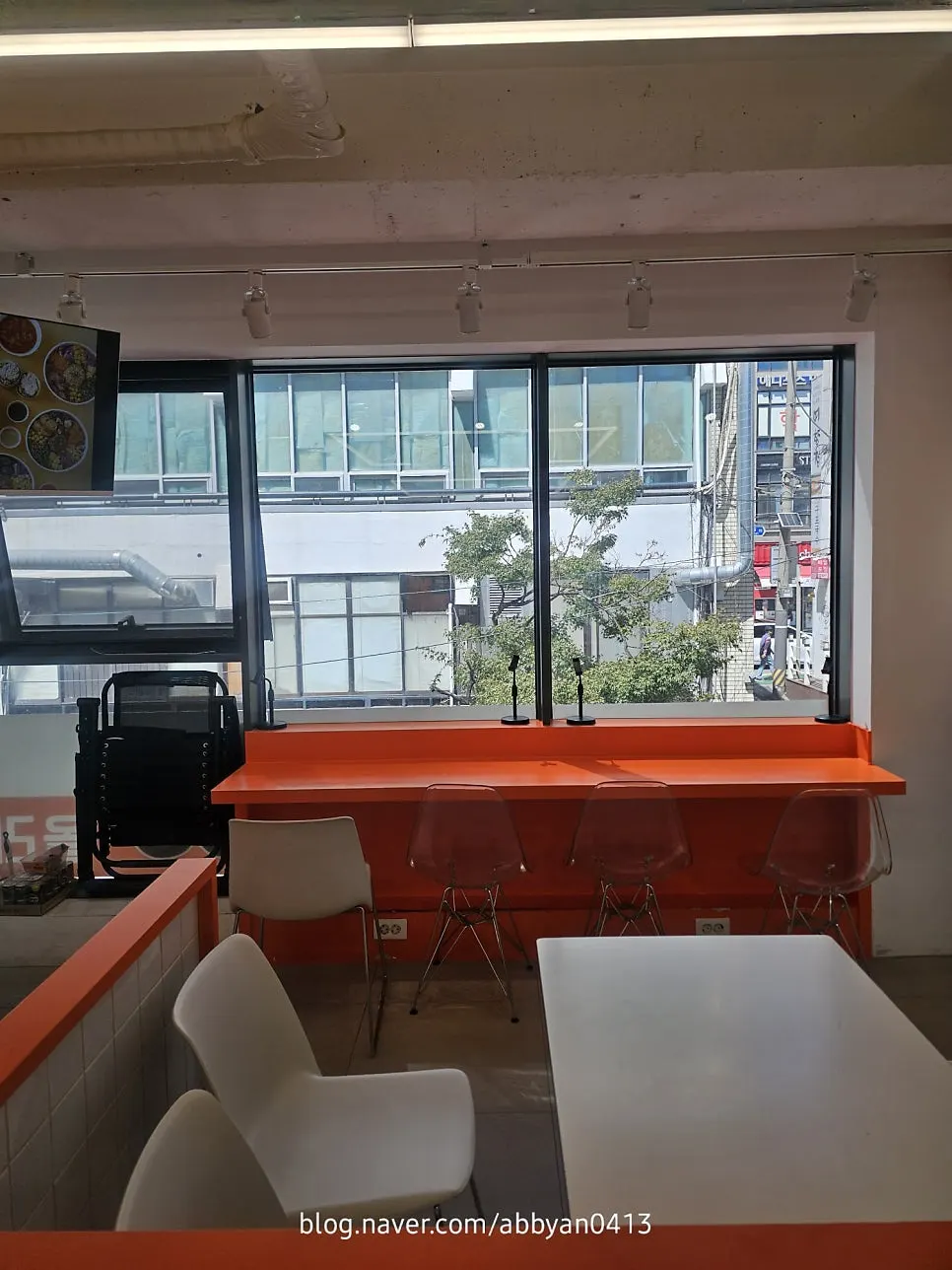 Interior corner of Hola Poke Seolleung Branch