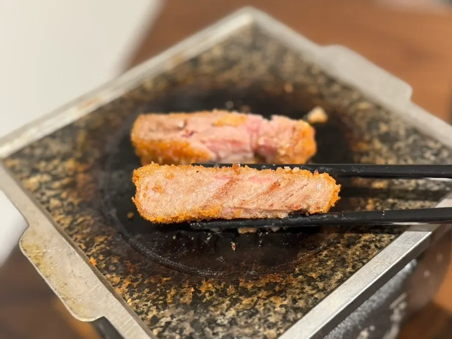 화로 불판에 올린 규카츠 고기 두 점