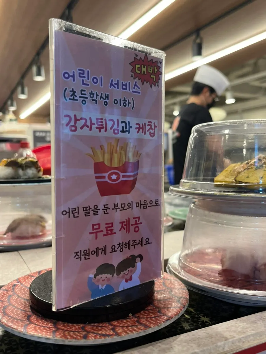바 좌석과 테이블 좌석이 있는 매장 내부