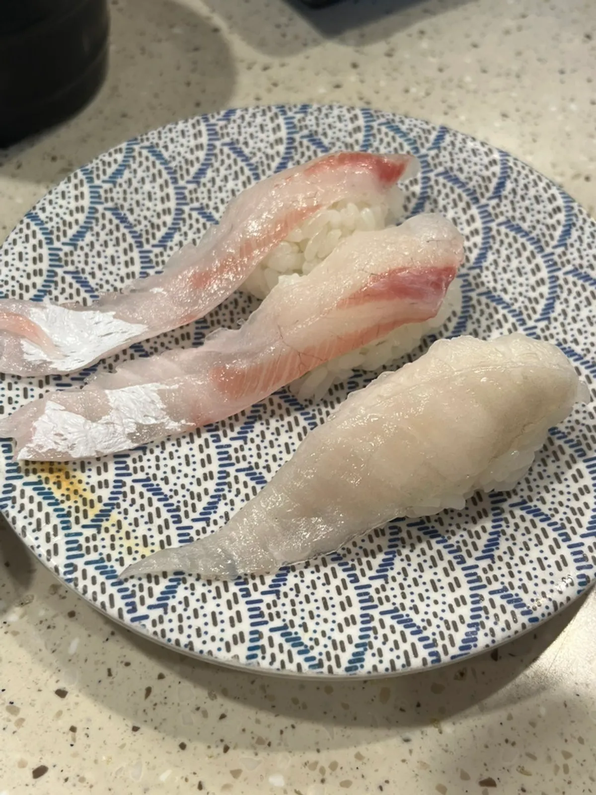 육회연어초밥 접시
