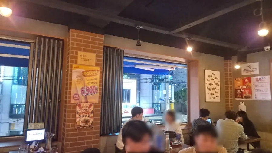 직장인 단체 모임 테이블이 있는 포차 내부