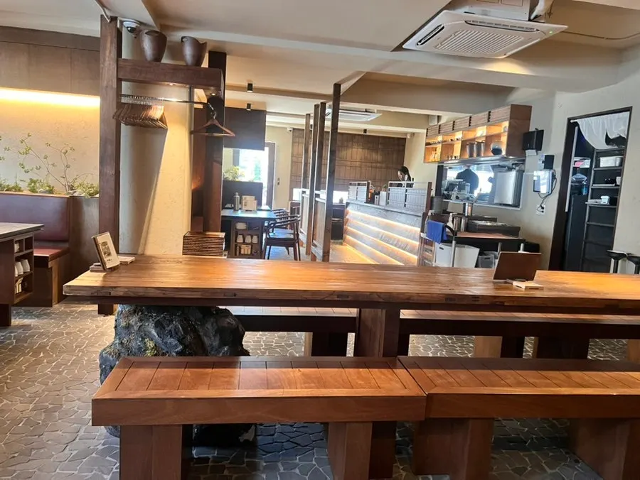 만목 가운데 놓인 큼직한 원목 테이블