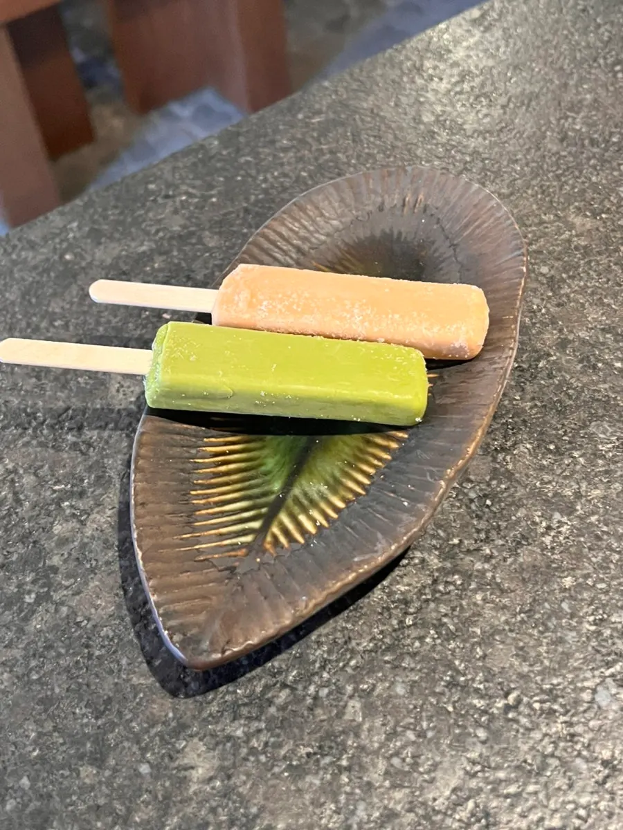 서비스로 나온 말차와 아이스홍차 아이스크림