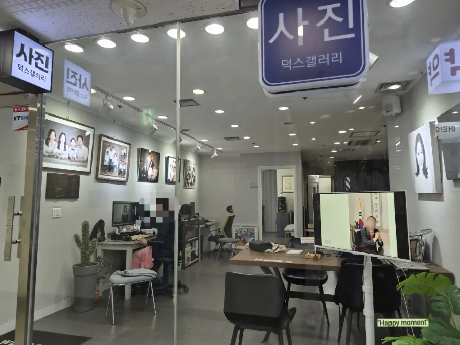 Deokseu Gallery sign visible through the glass windows