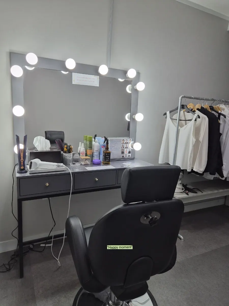 Large mirror and lighting in the prep space before shooting