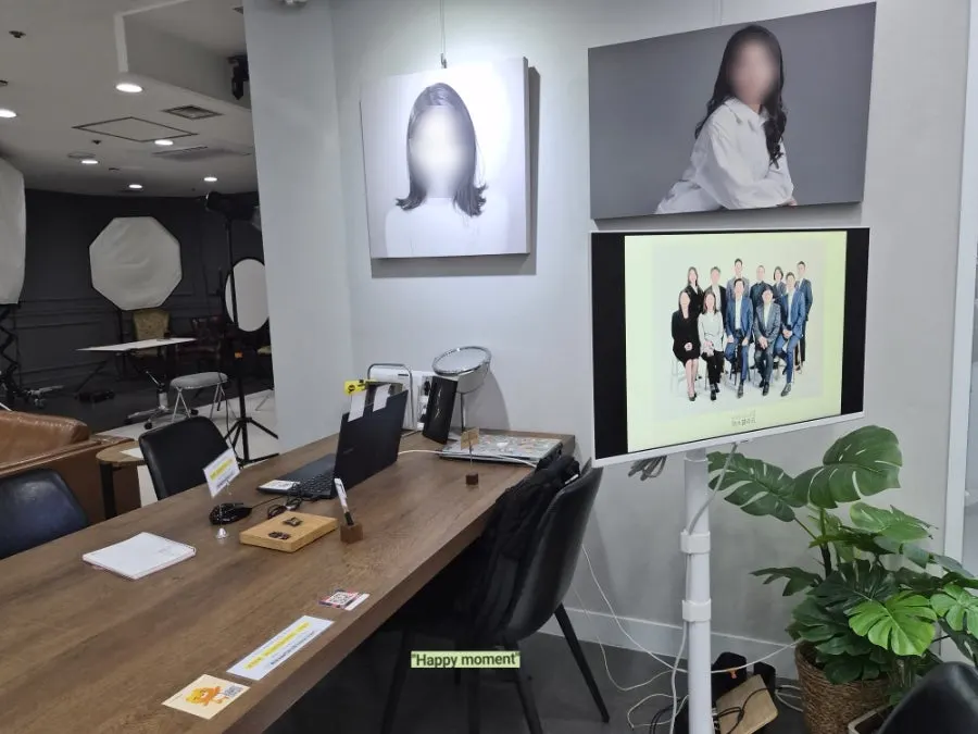 Choosing shots on a monitor during the 1:1 custom retouching