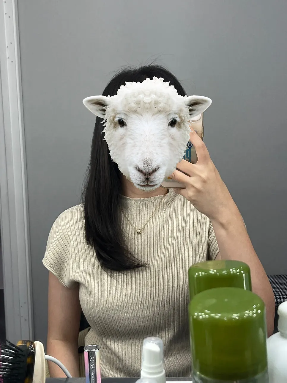 머리 정리를 마친 촬영 준비 모습