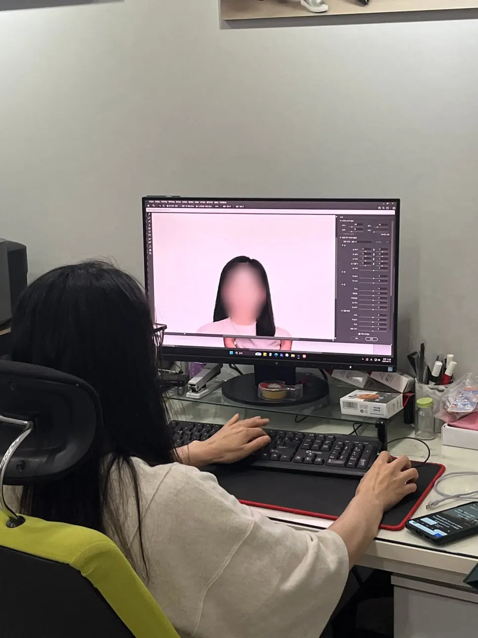 모니터에서 컷을 비교해 고르는 토너먼트 선택 화면