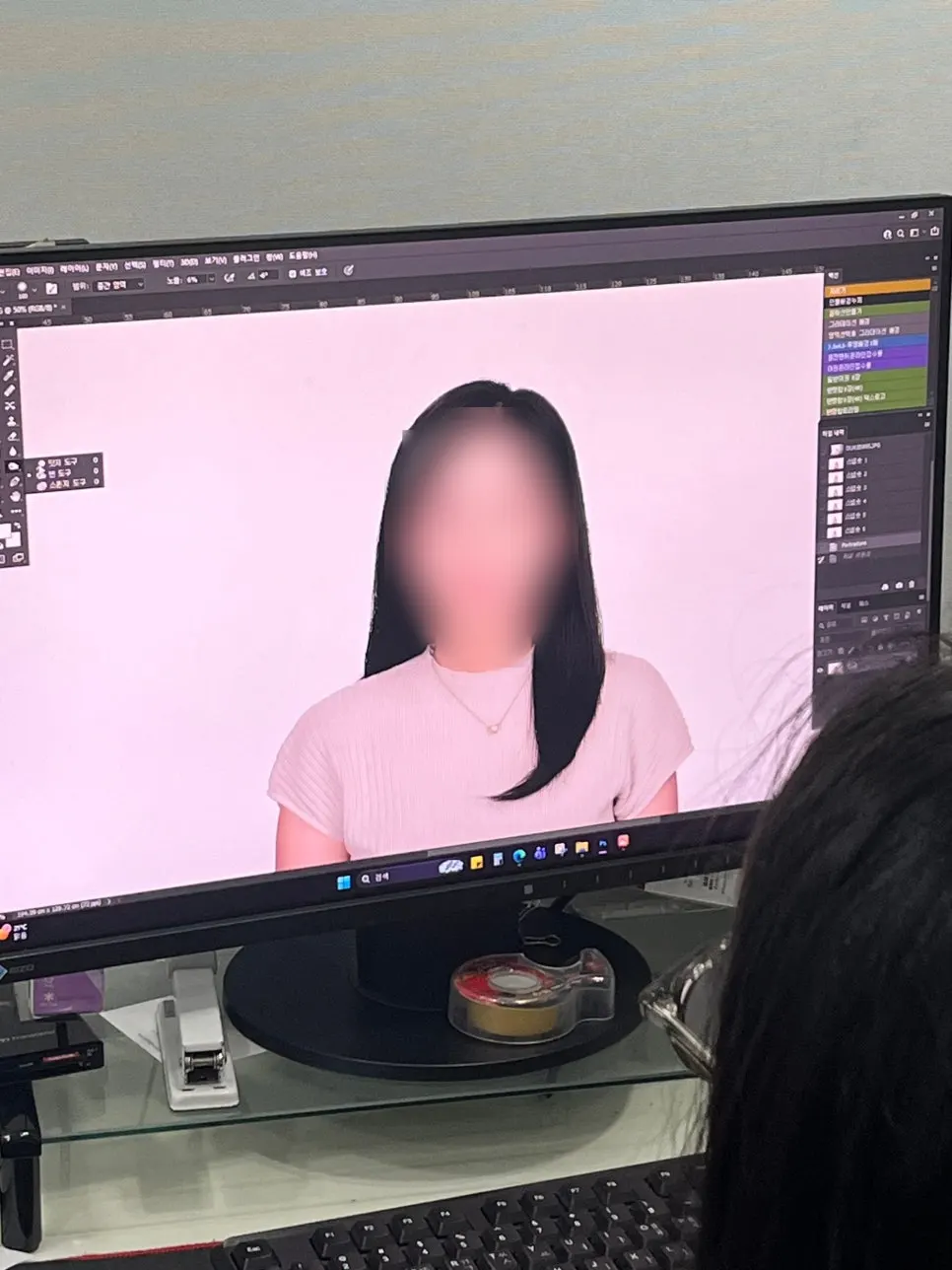현장에서 진행되는 증명사진 보정 작업