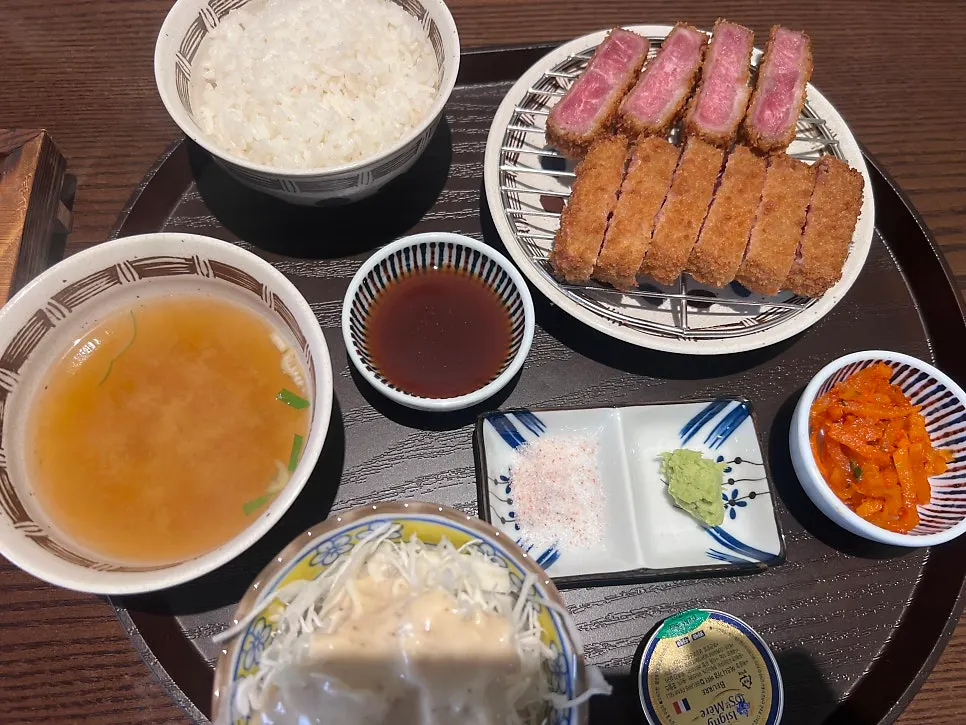 Sirloin gyukatsu grilled on a hot stone