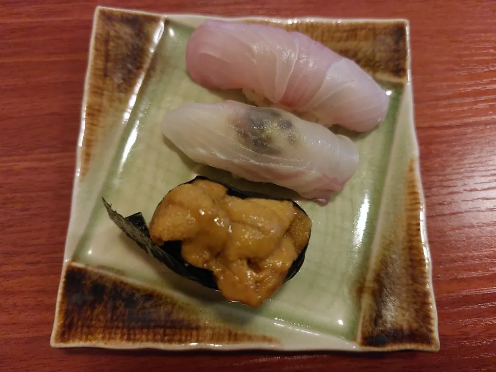 Cross-section of nigiri showing matched rice and fish thickness